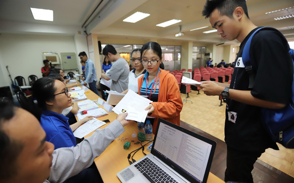 Thí sinh trúng tuyển làm thủ tục nhập học vào Trường ĐH Khoa học tự nhiên (ĐHQG TP.HCM) năm 2019 - Ảnh: NHƯ HÙNG