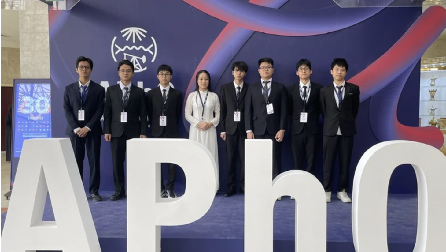 Những học sinh Việt Nam dự thi Olympic vật lý châu Á năm 2025 - Ảnh: BỘ GD&ĐT