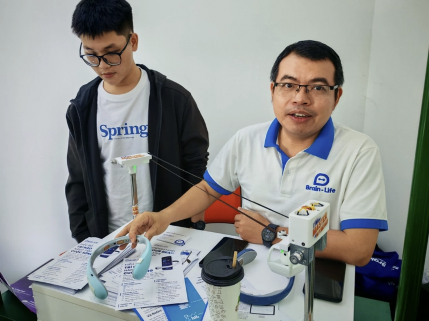 Ông Hà Huy Khánh, giám đốc sản xuất (production manager) của Brain Life, giới thiệu về thiết bị đeo do công ty phát triển - Ảnh: ĐỖ QUANG