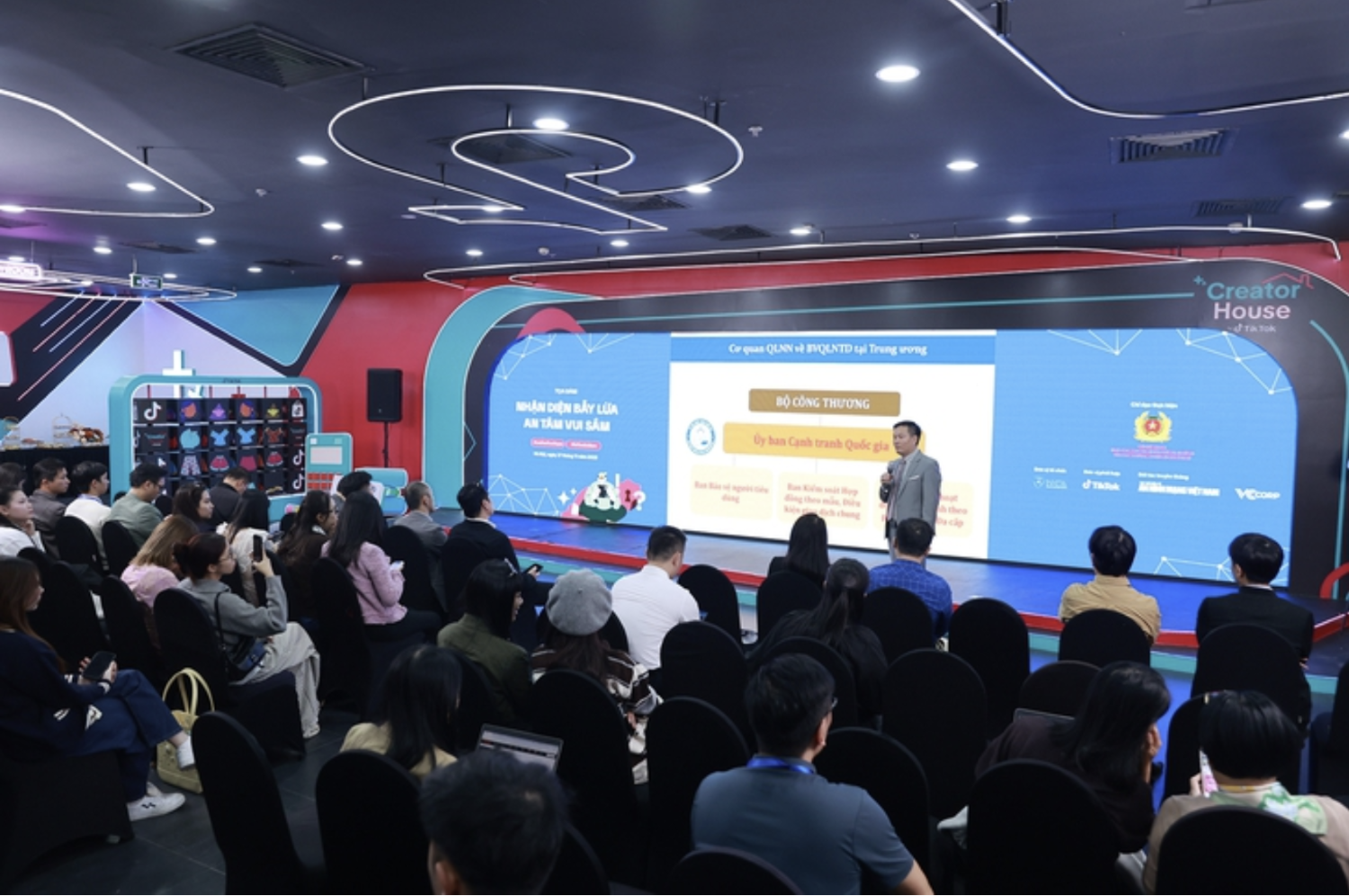 Toàn cảnh tọa đàm “Nhận diện bẫy lừa - An tâm vui sắm” - Ảnh: CHÍ HIẾU