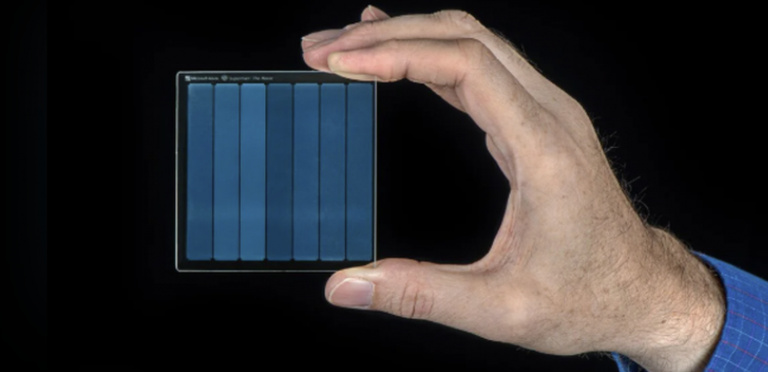 Mảnh thủy tinh nhỏ bằng đế lót ly này có thể là tương lai của dữ liệu lưu trữ - Ảnh: Jonathan Banks/Newatlas