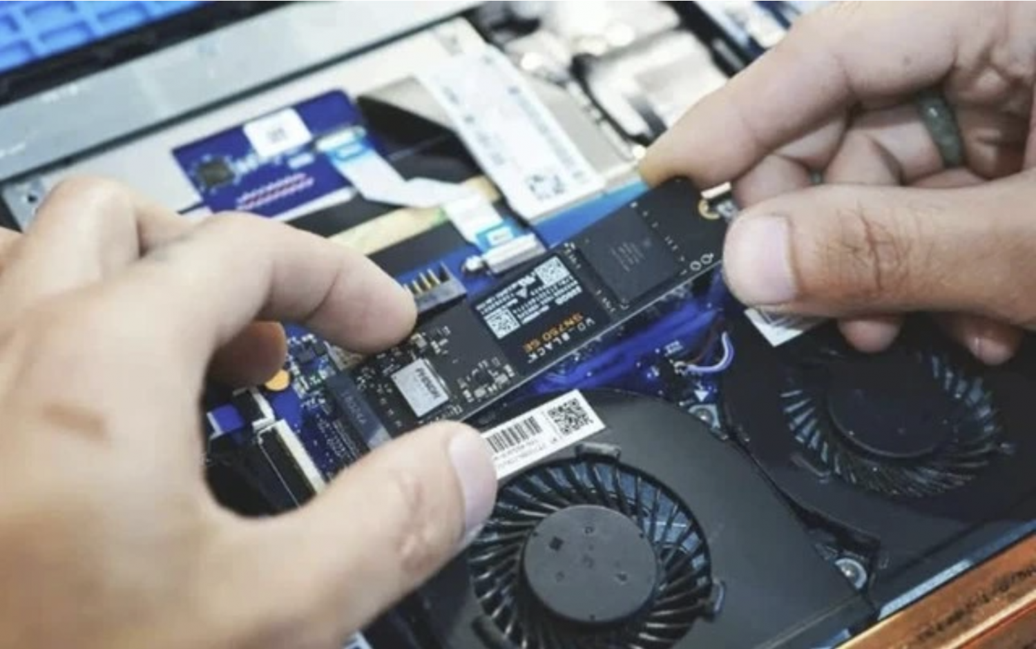 Người dùng đang tìm cách tối ưu hóa SSD để tránh phải mất tiền đầu tư vào ổ đĩa mới  ẢNH: REUTERS