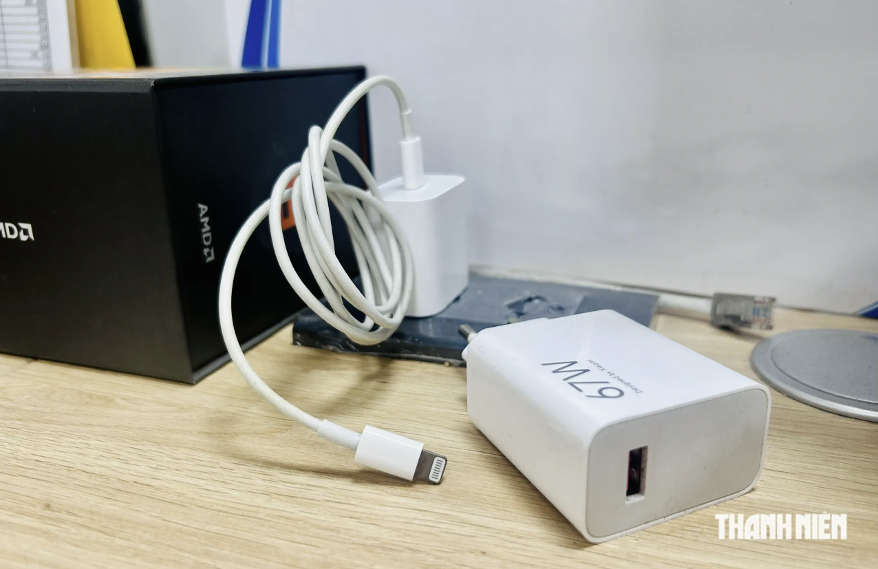 Việc không rút củ sạc khi không sử dụng gây hao phí điện năng  ẢNH: PHONG ĐỖ