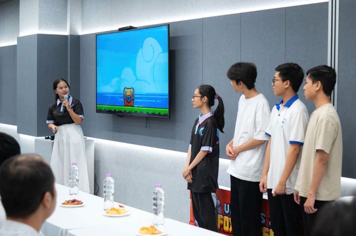 Một nhóm sinh viên xuất sắc trình bày sản phẩm game do nhóm phát triển tại lễ tổng kết môn SE116 khóa đầu tiên - Ảnh: KHÁNH LINH