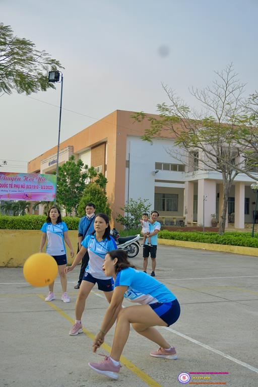 Hội thao bóng chuyền hơi nữ chào mừng ngày quốc tế phụ nữ 8/3/2023